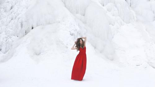 Какую верхнюю одежду носить с длинным платьем. Как носить платья зимой? 5 стильных советов