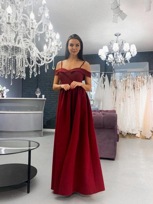 Какие модные тренды осени 2025 года отражены в этих макси-платьях. Модные вечерние платья сезона осень-зима 2025: макси и откровенность