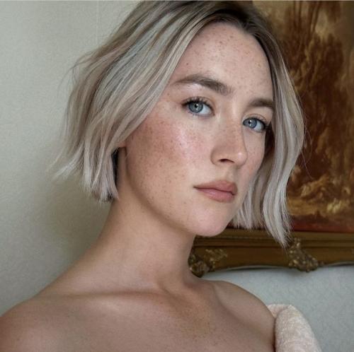 Какие изменения ожидаются в области макияжа и причесок. Тренды макияжа и причесок 2024: монохром и кукольный румянец