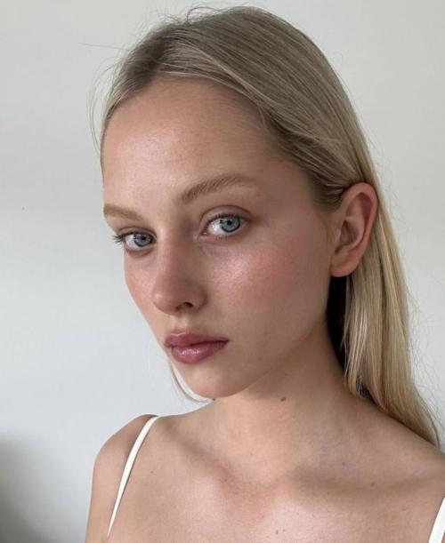 Какие изменения ожидаются в области макияжа и причесок. Тренды макияжа и причесок 2024: монохром и кукольный румянец