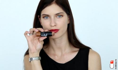 Макияж для голубых глаз и темных волос