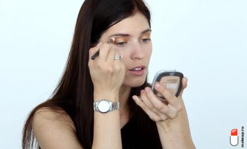 Макияж для голубых глаз и темных волос