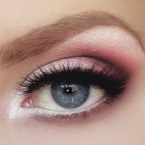 Макияж для серо-голубых глаз и русых волос. Особенности выбора теней и подводки для глаз