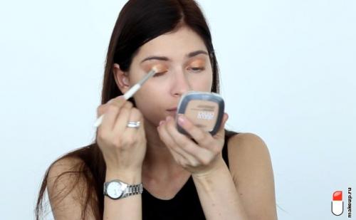 Макияж для голубых глаз и темных волос