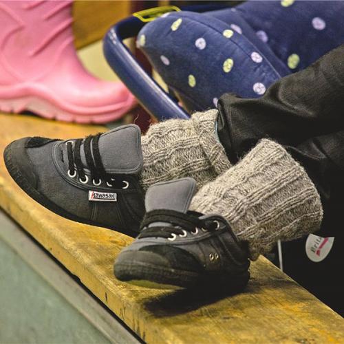 Как растянуть резинку на кроссовках. Спирт