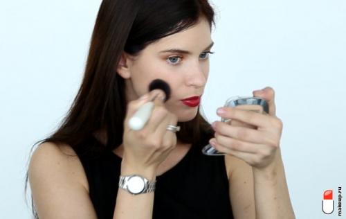 Макияж для голубых глаз и темных волос