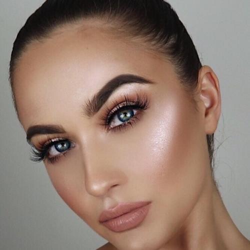 Макияж для голубых глаз и темных волос. Базовый набор косметички