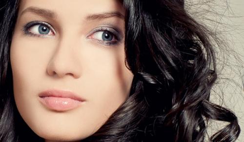 Макияж для голубых глаз и темных волос. Базовый набор косметички