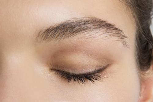 Макияж для голубых глаз с нависшим веком. Как сделать макияж для голубых глаз с нависшим веком?