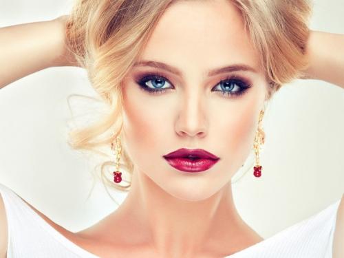 Макияж для голубых глаз и темных волос. Вечерний макияж для голубых глаз