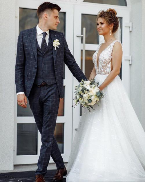 Как сочетать синий женский костюм с аксессуарами и обувью 03