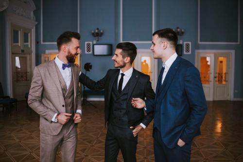 Как сочетать синий женский костюм с аксессуарами и обувью 01