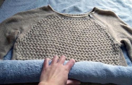 Как стирать вязаную вещь, чтобы она не растянулась. «Клин клином» для свитера