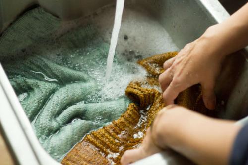 Как постирать вязаную кофту, чтобы она села. Как уменьшить размер вязаного изделия?