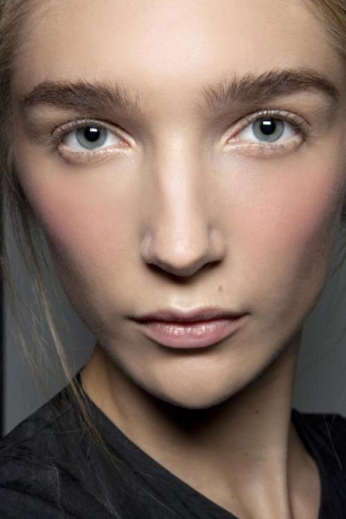 Макияж для нависшего века и опущенных уголков глаз. Правила макияжа для опущенных век