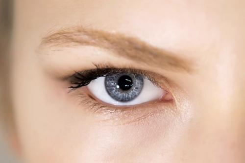 Вечерний макияж для голубых глаз с нависшим веком. Как сделать макияж для голубых глаз с нависшим веком?