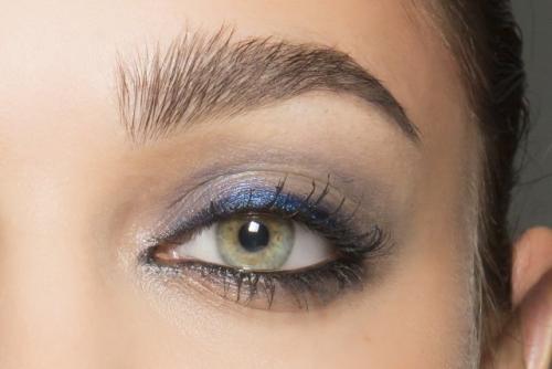 Вечерний макияж для голубых глаз с нависшим веком. Как сделать макияж для голубых глаз с нависшим веком?