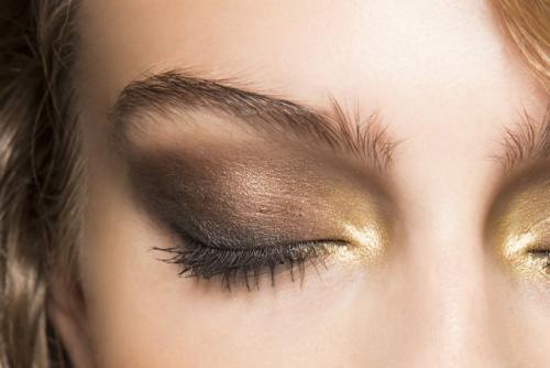 Вечерний макияж для голубых глаз с нависшим веком. Как сделать макияж для голубых глаз с нависшим веком?