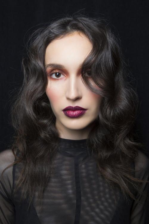 Как сочетать темную помаду с другими средствами макияжа. Макияж и образы: темная помада для брюнеток