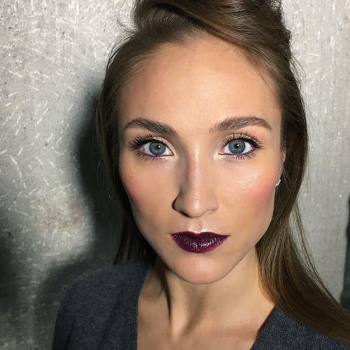 Как сочетать темную помаду с другими средствами макияжа. Макияж и образы: темная помада для брюнеток