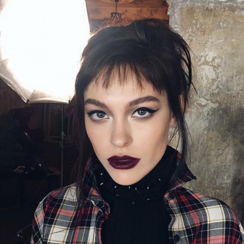 Как сочетать черную помаду с макияжем глаз. Макияж и образы: темная помада для брюнеток