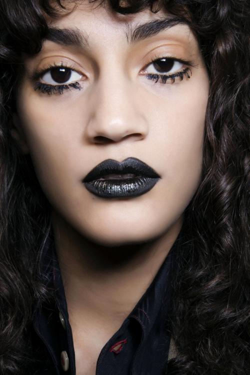 С чем сочетать черную помаду для губ в макияже. Черная помада для губ: как носить?