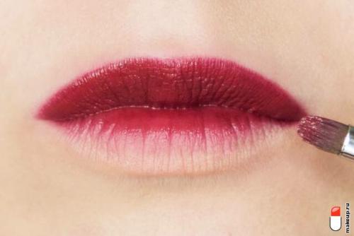 Как сделать контур губ перед нанесением темной помады. Как сделать помаду темнее?