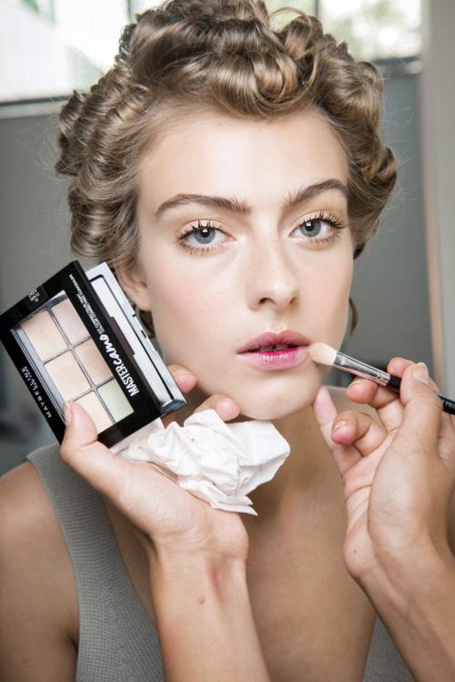Как исправить неровное нанесение темной помады. Как правильно поправлять макияж?