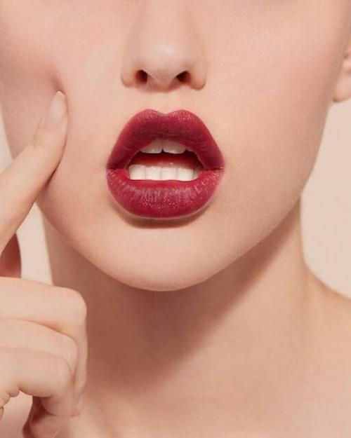 Как сделать контур губ перед нанесением темной помады. Как сделать помаду темнее?