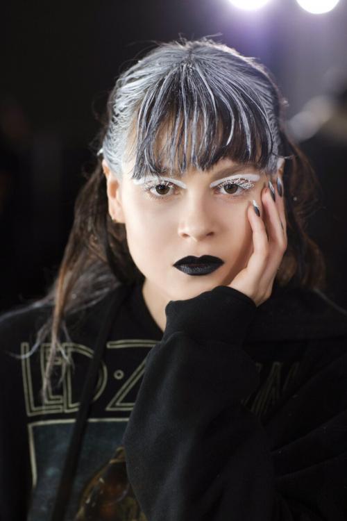 Как черная помада для губ влияет на образ. Как носить помады экстремальных оттенков?