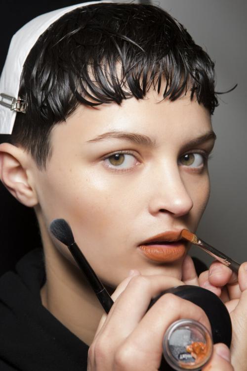 Какие преимущества у коричневой помады для губ перед другими оттенками. Как подобрать коричневую помаду под тон кожи?