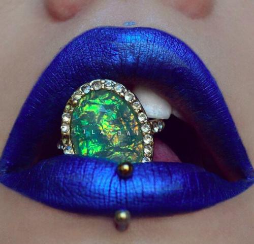 С чем сочетается черная помада для губ в макияже и наряде. Как носить помады экстремальных оттенков?