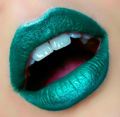 Какие оттенки помады для губ сочетаются с черной помадой. Как носить помады экстремальных оттенков?