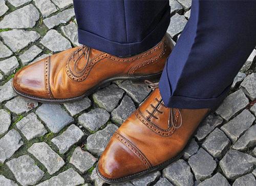 Уход за обувью из натуральной кожи с восковой отделкой. Рекомендации по применению воска для обуви, его отличие от крема