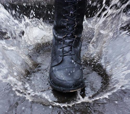 Уход за обувью из натуральной кожи с восковой отделкой. Рекомендации по применению воска для обуви, его отличие от крема