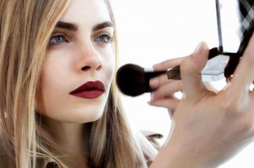 Темная помада: как сделать макияж без вампирического эффекта 03 Темная помада: как сделать макияж без вампирического эффекта 03