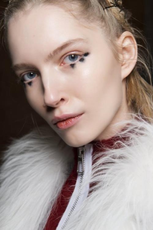 Как подводить глаза карандашом нижнее веко. Полезные инструкции и советы по макияжу нижнего века