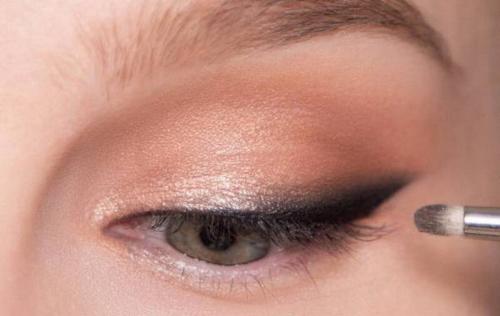 Карандаш для глаз с растушевкой, как пользоваться. Как сделать макияж с растушеванной стрелкой: поэтапная инструкция