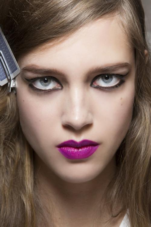 С чем сочетается черная помада в макияже. Как носить помады экстремальных оттенков?