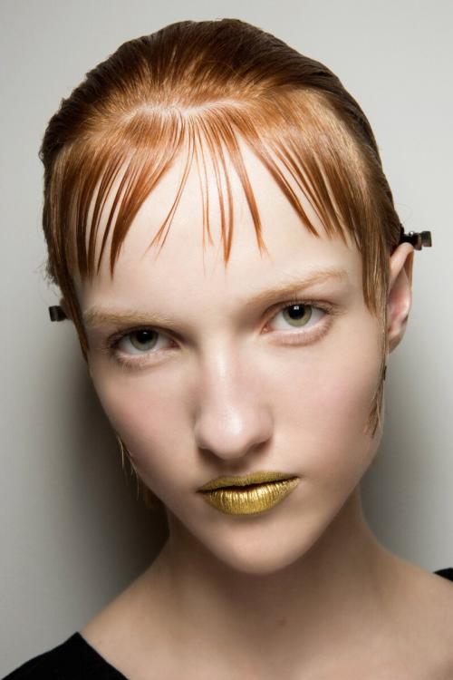 С чем сочетается черная помада в макияже. Как носить помады экстремальных оттенков?