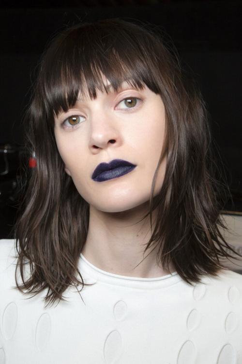 С чем сочетается черная помада в макияже. Как носить помады экстремальных оттенков?