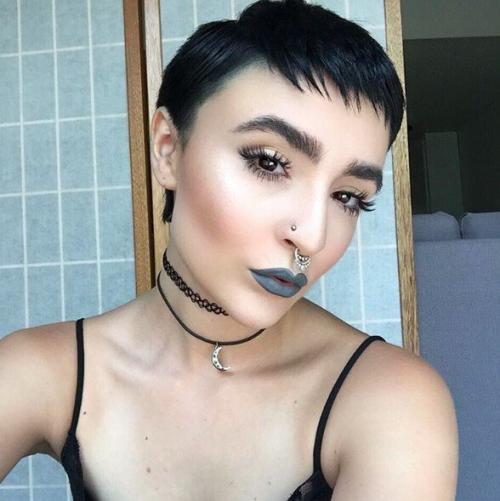 С чем сочетается черная помада в макияже. Как носить помады экстремальных оттенков?