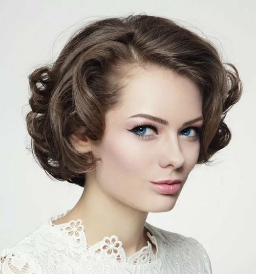 Прически на короткие волосы за 2 минуты. Прически на короткие волосы своими руками: тонкости создания простых и быстрых причесок на каждый день. Пошаговые уроки с фото 15