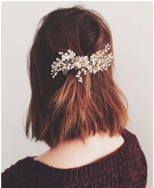 Прически на короткие волосы за 2 минуты. Прически на короткие волосы своими руками: тонкости создания простых и быстрых причесок на каждый день. Пошаговые уроки с фото 31