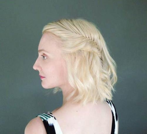 Прически на короткие волосы за 2 минуты. Прически на короткие волосы своими руками: тонкости создания простых и быстрых причесок на каждый день. Пошаговые уроки с фото 26