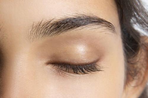 Как подводить глаза карандашом нижнее веко. Не в бровь, а в глаз: всё о подводках для век