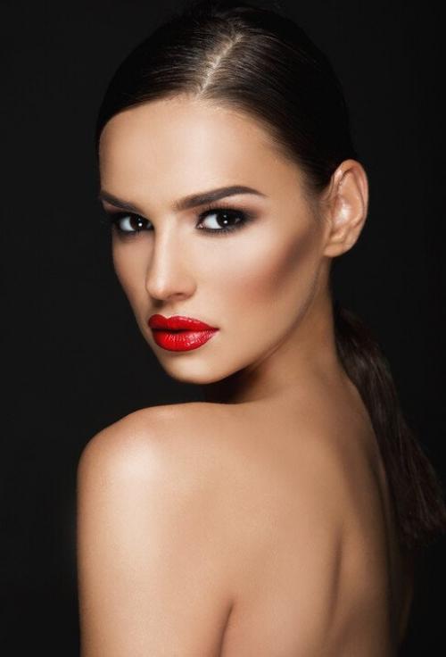 Как темная помада подчеркивает природную красоту брюнеток. Какая помада подходит брюнеткам?