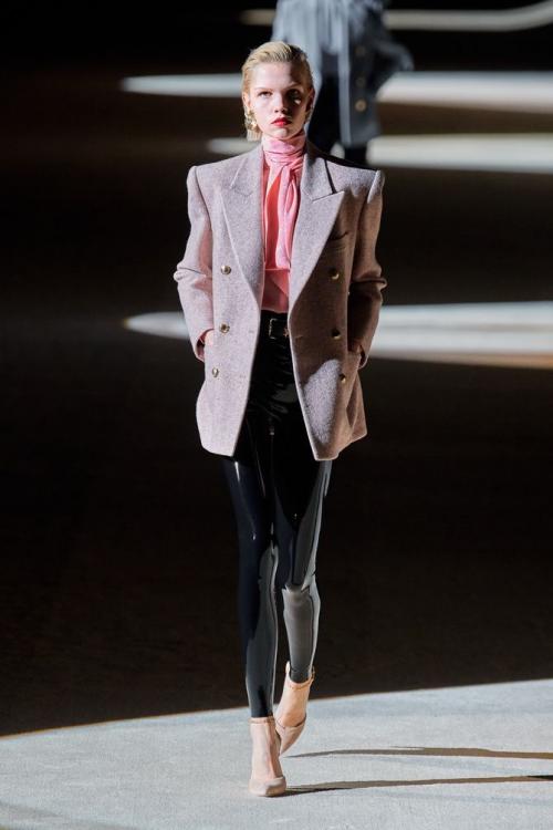 Какие стили обуви идеально сочетаются с леггинсами в сезоне 2025 года. С чем носить кожаные легинсы: стильная фотоподборка 2024