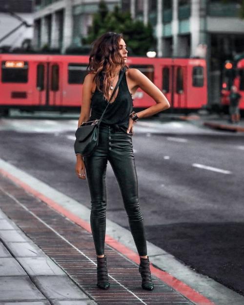 Как сочетать кожаные леггинсы с спортивной одеждой в 2025 году. С чем носить кожаные легинсы: стильная фотоподборка 2024