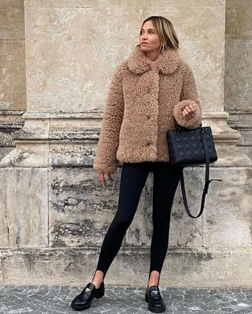 Какие универсальные комбинации с лосинами со штрипками подходят для разных сезонов. Леггинсы со штрипками снова в моде –, как носить этот тренд весной 2024 года